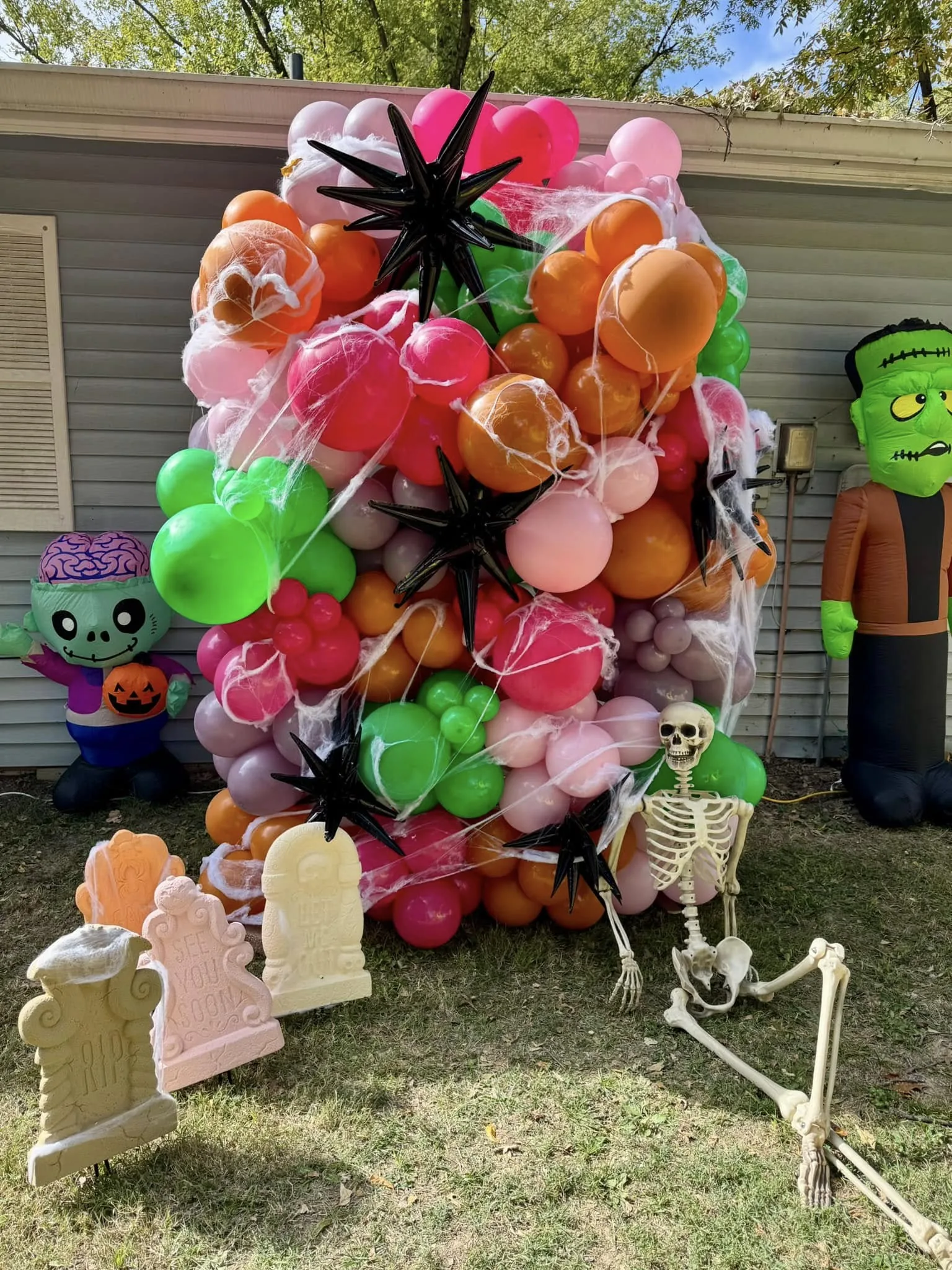 Halloween outdoor balloon tower