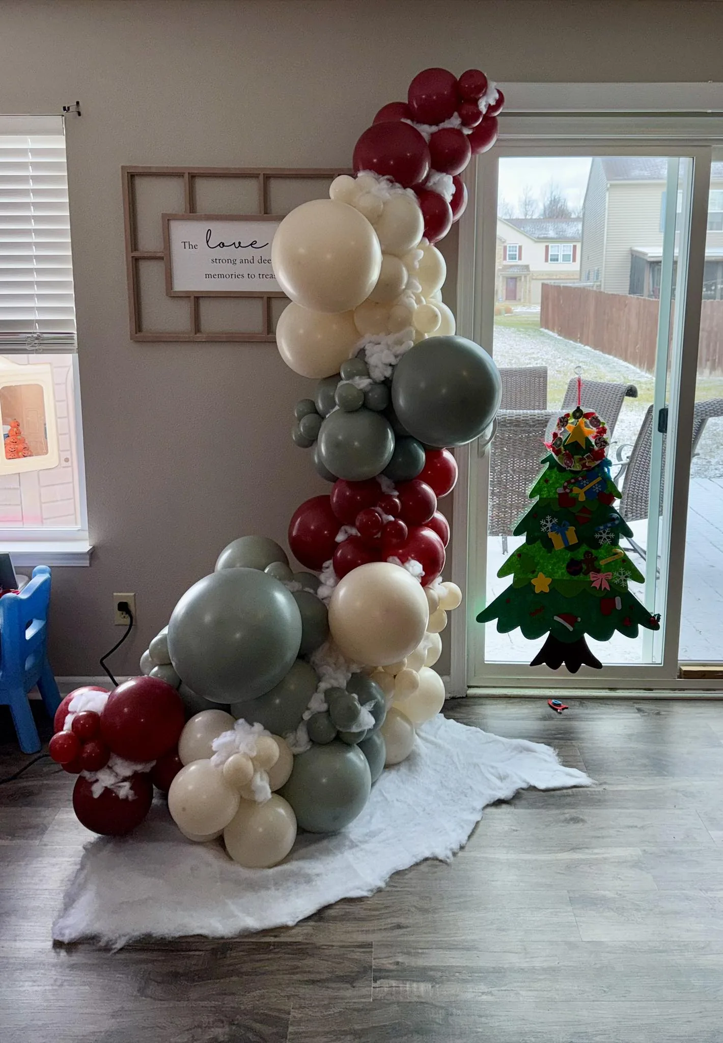 Christmas balloon column