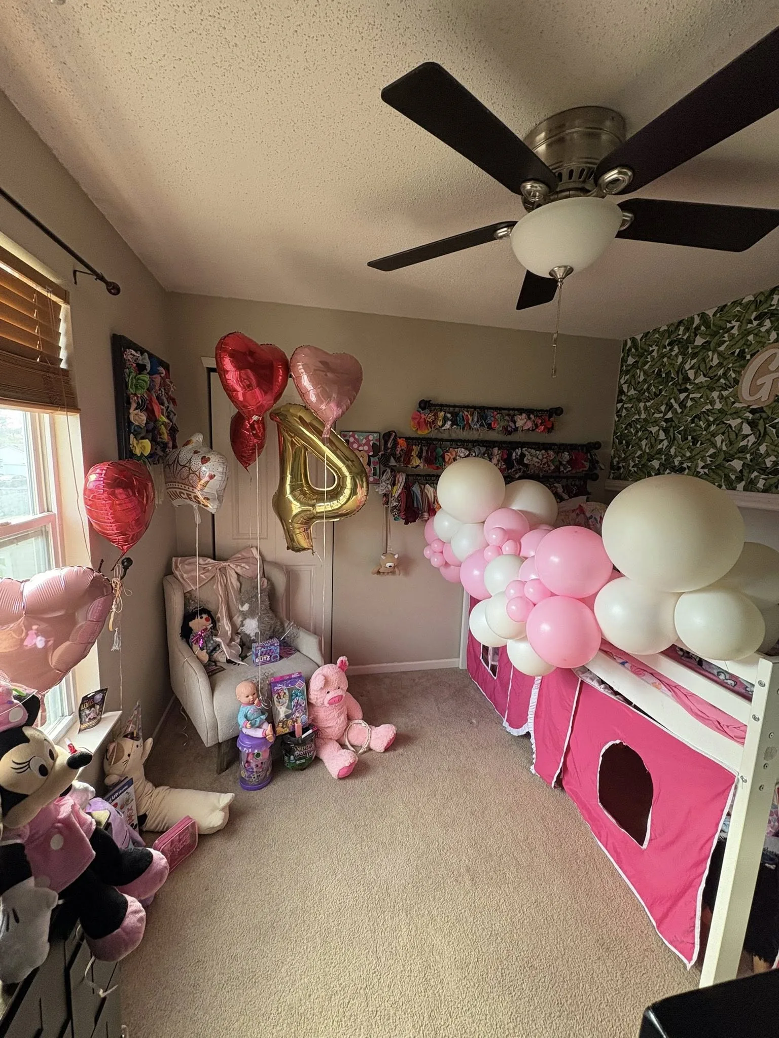 Gemma bedroom balloon arch